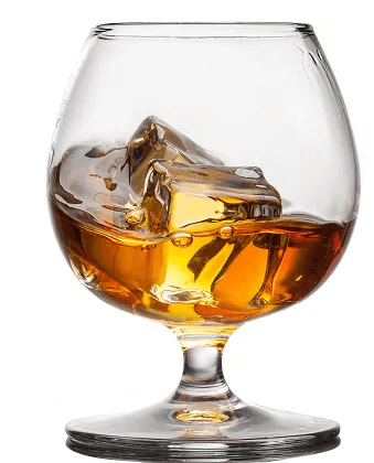 Ein Glas bernsteinfarbener Whiskey mit zwei großen Eiswürfeln, die seine satte Farbe und weiche Textur zur Geltung bringen.