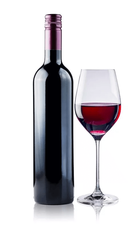 Eine Rotweinflasche mit einem violetten Foliendeckel neben einem elegant geformten Glas, das mit reichhaltigem Rotwein gefüllt ist.